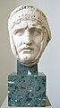 Scultura rappresentante un elmo di un soldato romano dell'epoca di Traiano (Pergamonmuseum di Berlino).