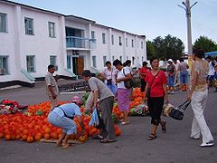 Vente de melon sur le quai de la gare de Chou.