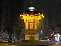 Sebilj es una fuente pública de madera y piedra en forma de kiosco en el centro de la plaza Baščaršija en la ciudad vieja