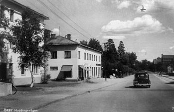 Huddingevägen norrut genom centrala Örby på 1940-talet.