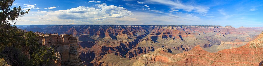 Panorama over Grand Canyon fra syd. Denne visse steder næsten 2 km dybe dal er dannet ved, at Coloradofloden gennem de seneste 5-6 mio år har skåret sig ned i en serie af sedimentære bjergarter.[30]