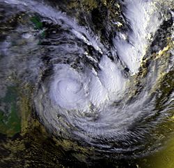 Image satellite du cyclone Hyacinthe le 25 janvier 1980 ; l'œil est situé entre Madagascar (sur le bord gauche de l'image) et La Réunion et Maurice (au centre, non visibles).