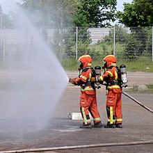 Zwei Feuerwehrmänner mit einem Hohlstrahlrohr mit einem Öffnungswinkel von ca. 120 Grad