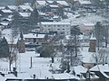 Le site vu depuis l'église de Messancy. On peut imaginer l'étendue du bâtiment au vu de l'espace entre les deux tours.