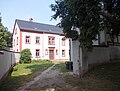 Pfarrhof mit Pfarrhaus, Scheune und Seitengebäude sowie Hofmauer, heute Kindergarten (Einzeldenkmale der Sachgesamtheit 09300502)
