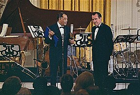 Presidentti Richard Nixon myöntämässä palkintoa Duke Ellingtonille vuonna 1969.
