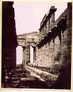 Architecture interne du second temple d'Héra, dit « temple de Poséidon », vu par Giorgio Sommer, vers 1900