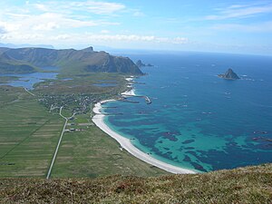 Byn Bleik på Andøy, med den långa stranden och en sjöfågelkoloni på den lilla ön Bleiksøya. Det djupa havet är mycket nära stranden här, och kaskeloter livnär sig i detta område.