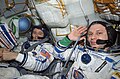 Bursch e Onufrienko dentro da Soyuz TM-33, acoplada na ISS, antes de manobras de realocação da nave na estrutura da estação.