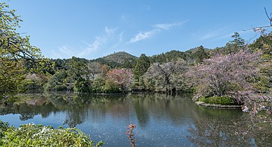 Kyōyōchi-lampi etelän suunnasta