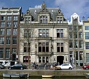 Het NIOD-gebouw aan de Herengracht 380 in Amsterdam (2016)
