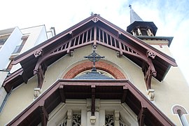 Vue de la façade en contre-plongée.