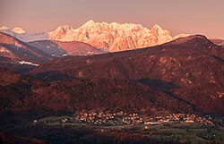 Blejska Dobrava ter Julijci nad njo pod snegom