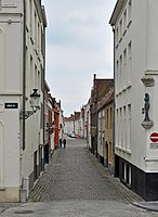 De Peerdenstraat ten zuiden van de Peerdenbrug; op de achtergrond: de Zwarte Leertouwersstraat