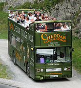 Oben offener Touristen-Panorama-Bus in der Schlucht (2007)