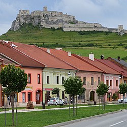 Etualalla Spišské Podhradien kaupunkia, taustalla Spišin linna.