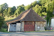 Un bâtiment de Châlus ayant conservé sa toiture en tuiles plates anciennes