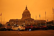 Himlen over byens rådhus farves rød af skovbrande i Californien, 2020