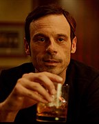 Scoot McNairy interprète Tom Purcell.