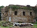 Trois canonnières du château de Coatfrec, avec leurs niches dotées d'un abri pour le tireur.