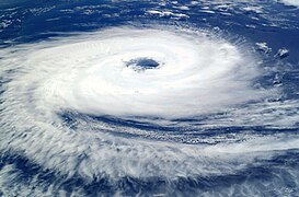 Ciclón Catarina, un infrecuente ciclón tropical del Atlántico Sur visto desde la Estación Espacial Internacional. Tiene unos unos brazos que se aproximan a la forma de una espiral logarítmica.