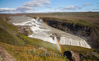 Arco-íris sobre Gullfoss ("Cataratas Douradas" em islandês), uma queda de água localizada no desfiladeiro do rio Hvítá e uma das principais atrações do Círculo Dourado no sudoeste da Islândia. A queda do lado esquerdo tem 11 metros de altura e a da direita tem 20 metros. A quantidade de água que flui no verão, quando esta foto foi tirada, é de 140 m3/s. (definição 5 390 × 3 329)