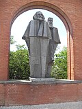 Tượng Karl Marx và Friedrich Engels (Marx és Engels - 1971 - Tác giả: György Segesdi)