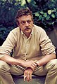 Kurt Vonnegut (1922-2007) fue un escritor estadounidense, cuyas obras, generalmente adscritas al género de la ciencia ficción, participan también de la sátira y la comedia negra. Es autor de catorce novelas, entre las que destacan Las sirenas de Titán (1959), Matadero cinco (1969) y El desayuno de los campeones (1973). Como ciudadano, toda su vida fue seguidor de la Unión Estadounidense por las Libertades Civiles. Era conocido por sus ideas humanistas y fue presidente honorario de la Asociación Humanista Estadounidense. Por Bernard Gotfryd, restaurada por Adam Cuerden.