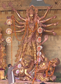 De priester voert het navami arati uit voor de gouden Durga tijdens Durga Puja