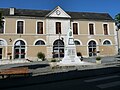 Salle communale et monument aux morts.