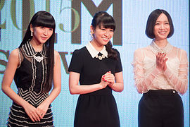 Perfume на открытии 28-го международного кинофестиваля в Токио, 2015 год Слева направо: Касиюка, А~Тян, Нотти