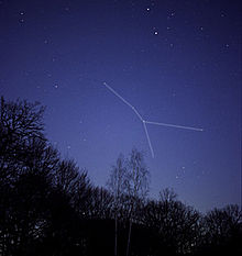 Étoiles vue de nuit, avec un trait blanc reliant les plusieurs étoiles formant la constellation du Cancer.