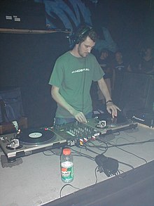 DJ Dara hrající na rave party ve Springfieldu, Massachusetts