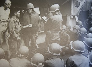 함상에서 작전 명령을 전달하는 육군 제17연대장 시절의 백인엽 육군 대령.