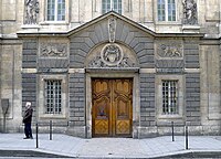 No 23 : entrée de l’hôtel Carnavalet.