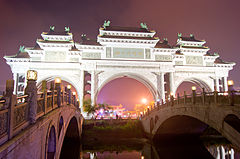 Gambar menunjukkan Shunfengshan pada waktu malam