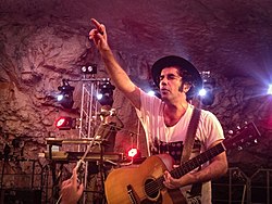 יורם חזן בהופעה במערת צדקיהו, ירושלים, מרץ 2018