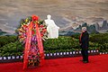 阿根廷總統訪問中國期間於毛主席紀念堂內向毛澤東雕像獻花