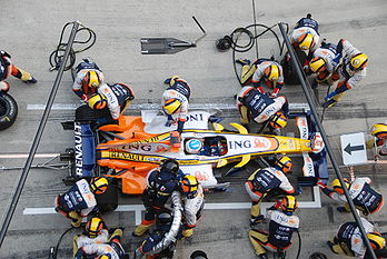 Ravitaillement de Fernando Alonso sur Renault avec des mécaniciens de course lors du Grand Prix de Chine 2008. (définition réelle 3 872 × 2 592)