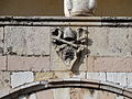Assisi, Sacro Conventi, chiostro di Sisto IV, particolare del lato est con lo stemma "parlante" del Pontefice (Francesco della Rovere) e iscrizione con la data 1474.