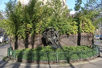 Statue d'Auguste Rodin située à l'angle avec l'avenue Victor-Hugo : Victor Hugo et les Muses (1909)[23] ; elle est inaugurée en 1964. Une autre version se trouve au musée Rodin[24],[Note 1].