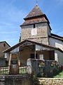 Kirche und Markierungsstein des Jakobsweges