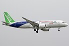 Die Comac C919 (Kennung B-001A) ist das erste zweistrahlige Passagierflugzeug, das vollständig in der Volksrepublik China entwickelt wurde und dort seit 2015 durch das Konsortium Commercial Aircraft Corporation of China (Comac) gebaut wird. (Bild vom Erstflug in Shanghai am 5. Mai 2017) KW 13 (ab 25. März 2018)