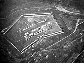 Vue aérienne du fort de Douaumont, avant les combats de 1916. De nos jours, les fossés sont encore bien visibles, ainsi que l'effondrement partiel de la façade du casernement.