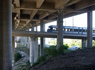 Tvärbanan kör ut under Skanstullsbron.