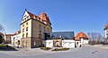 Der umgebaute Elb­flügel mit dem neuen Kopf­bau (1905–1906), dem neuen Pavillon an Stelle der alten Anstalts­kirche (1907) und einem erhaltenen alten Burgtor