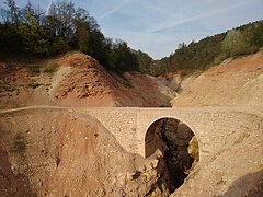 Pont du 19e siècle sur la route de Regai[5].