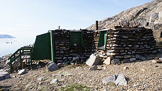 La maison traditionnelle Groenlandaise en tourbe connue par les enfants danois comme étant le Château du Père Noël où ils peuvent lui écrire.