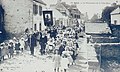 La procession de la Fête-Dieu à Étel au début du XXe siècle (carte postale).