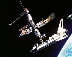 מעבורת החלל אטלנטיס עוגנת בתחנת החלל מיר ב-1995, בצילום שנערך מהחללית סויוז הסמוכה.